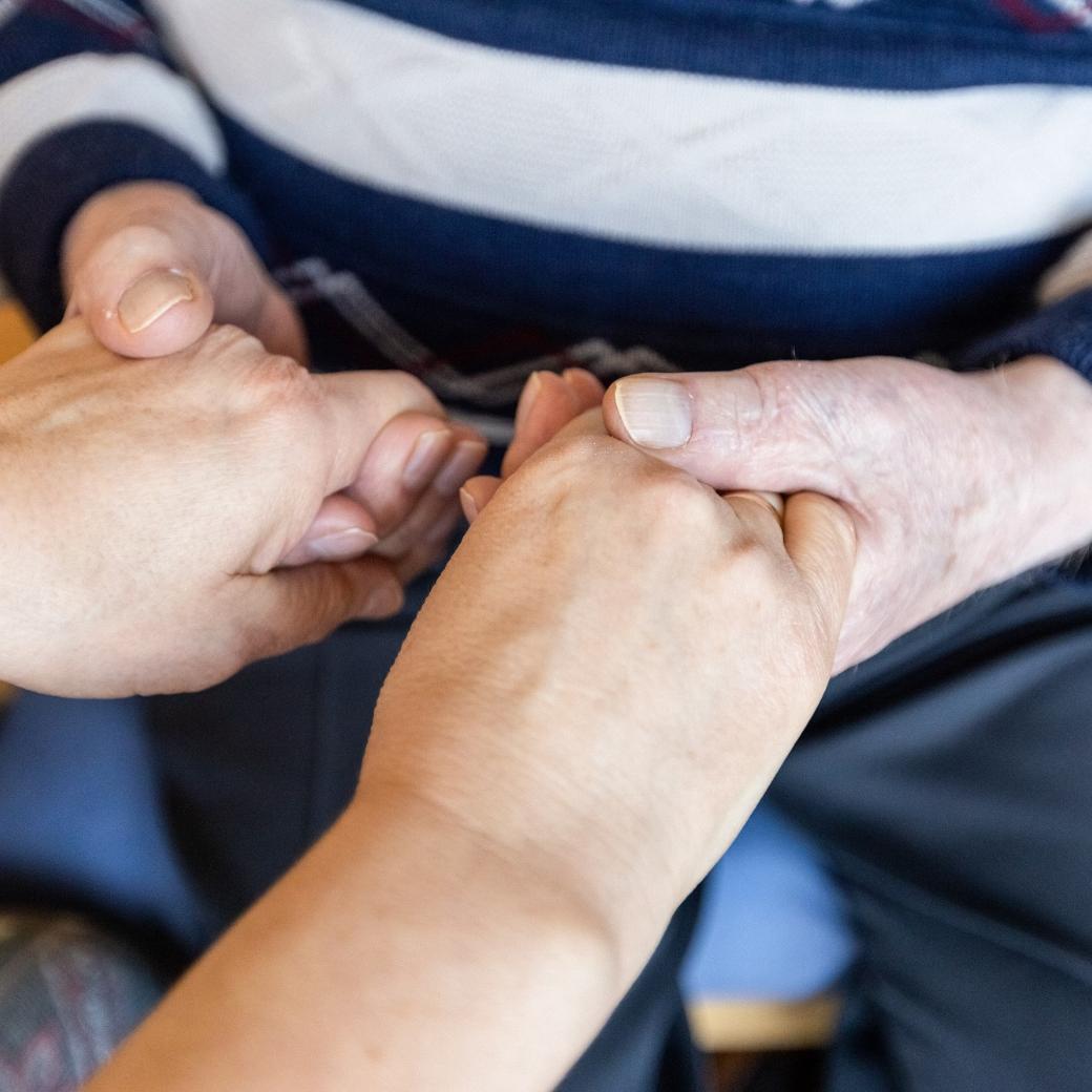 Kranke oder alte Menschen besuchen – für viele Menschen ist das durchaus ein Geschäft auf Gegenseitigkeit, fließt doch viel Liebe und Dankbarkeit an den Gebenden zurück. (c) KNA Kranke oder alte Menschen besuchen – für viele Menschen ist das durchaus ein Geschäft auf Gegenseitigkeit, fließt doch viel Liebe und Dankbarkeit an den Gebenden zurück.