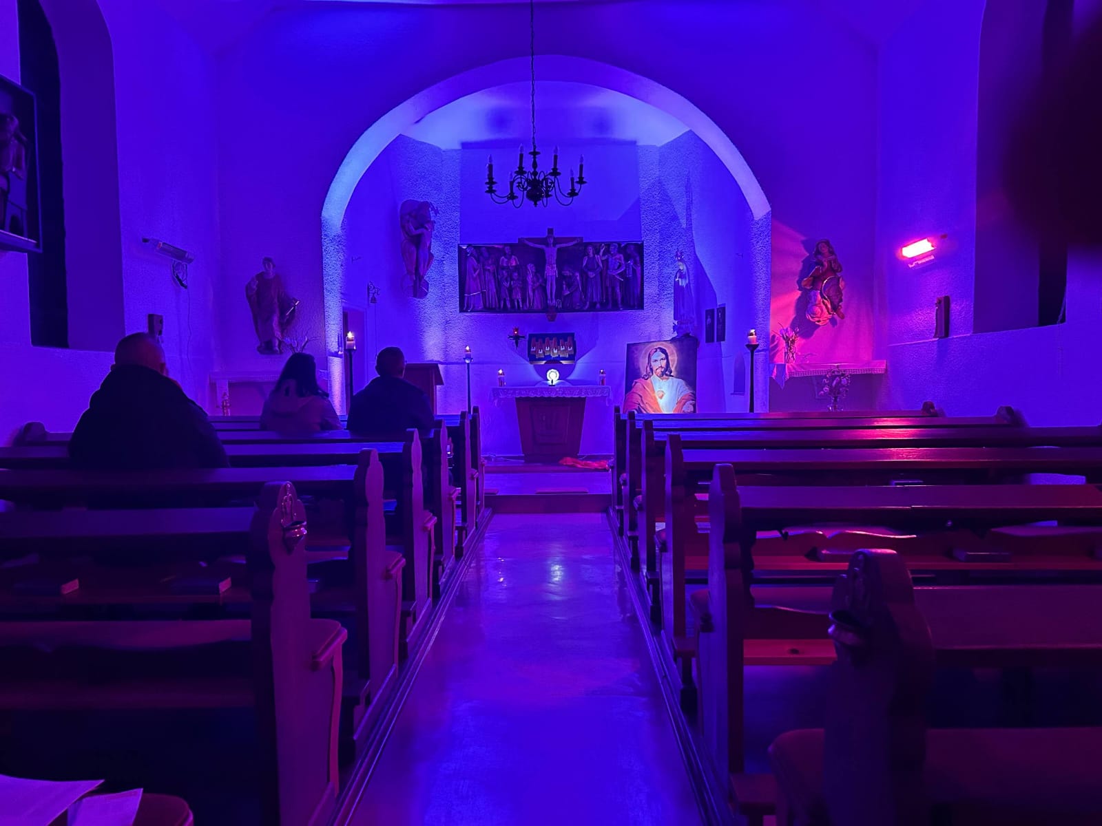 Eine Kirche im blauen Licht (c) Veronika Merkert Eine Kirche im blauen Licht
