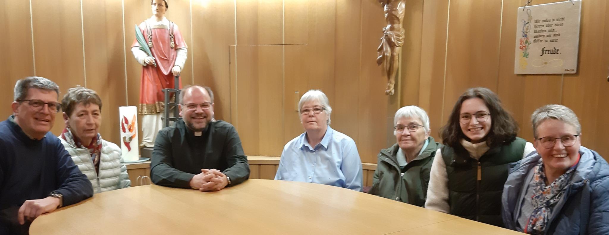 Eine Runde von Männer und Frauen sitzen an einem Tisch (c) Ruth Müller Eine Runde von Männer und Frauen sitzen an einem Tisch