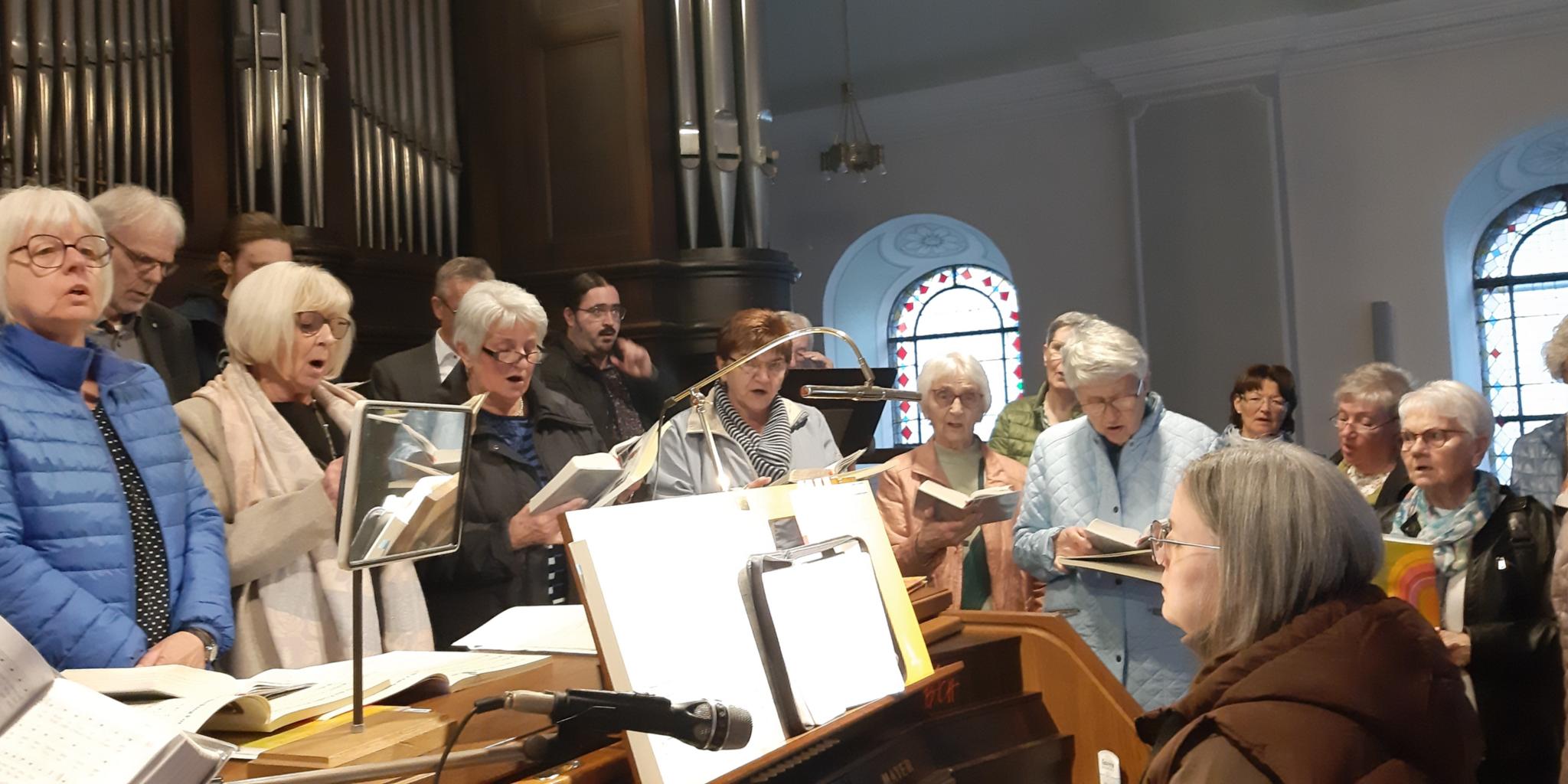 Frauen stehen um eine Organistin auf der Orgelempore und singen (c) Ruth Müller Frauen stehen um eine Organistin auf der Orgelempore und singen