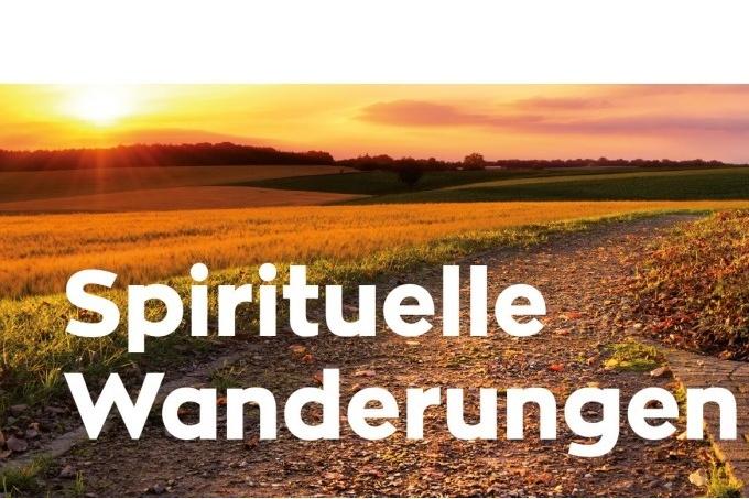 Eine Landschaft im Sonnenuntergang mit der Aufschrift 'Spirituelle Wanderung'