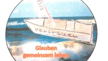 Schiff namens 'Vertrauen' im Sturm mit Jesus als Segel