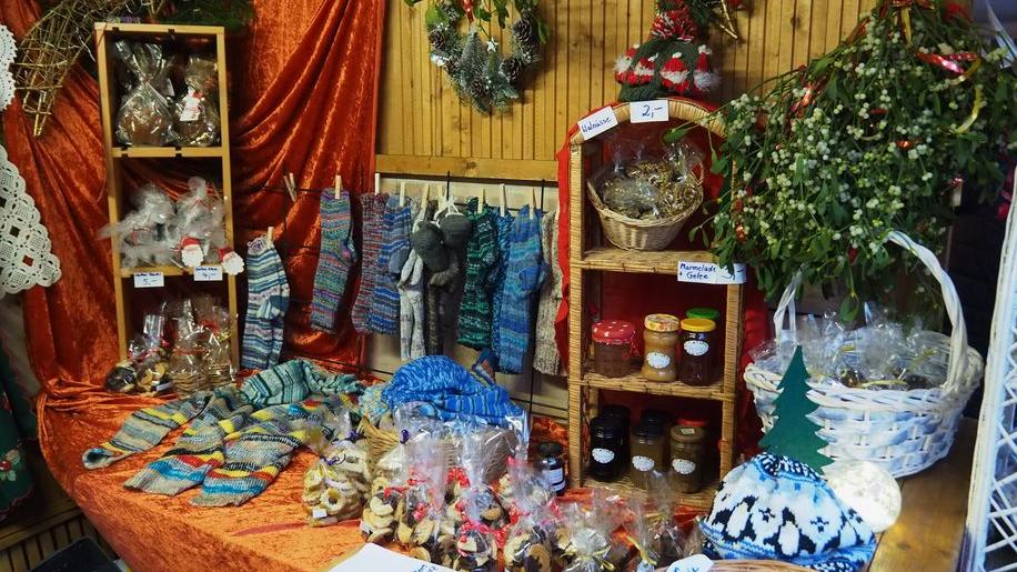 Angebot bei einem Weihnachtsmarkt stand